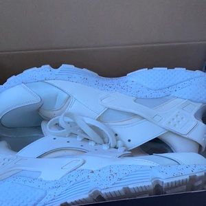 I’m selling Nike huaraches they are a cream white